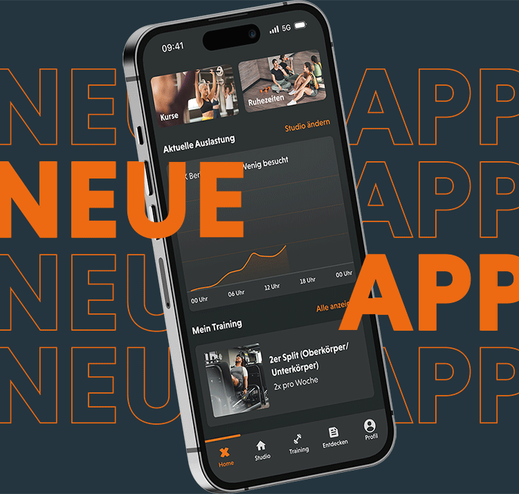 Bild: Auf dem Display eines Smartphones ist die geöffnete FitX-App zu sehen. Eine Animation zeigt die verschiedenen Funktionen wie Kursübersicht, Self-Service und Studioauslastung. Im Hintergrund wiederholt sich der Text „Neue App“ in Orange und im Outline-Stil.