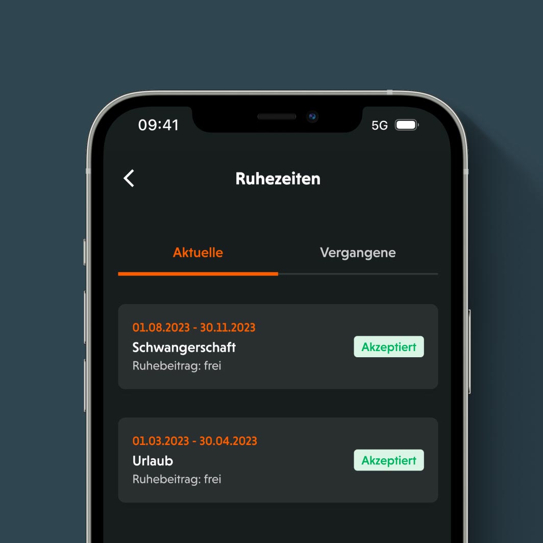 Ein Smartphone mit dem geöffneten Reiter „Ruhezeiten“. Angezeigt werden aktuelle Ruhezeiten für Schwangerschaft und Urlaub. Beide mit dem Status „Akzeptiert“.