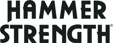 Logo von Hammer Strength: Schwarze Großbuchstaben in fetter Blockschrift bilden zwei Wörter, die untereinanderstehen.